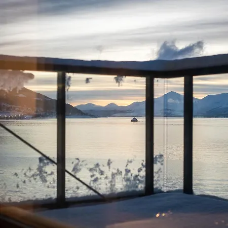 Northstay - Nyholmen Sea Front Apartment Tromsø