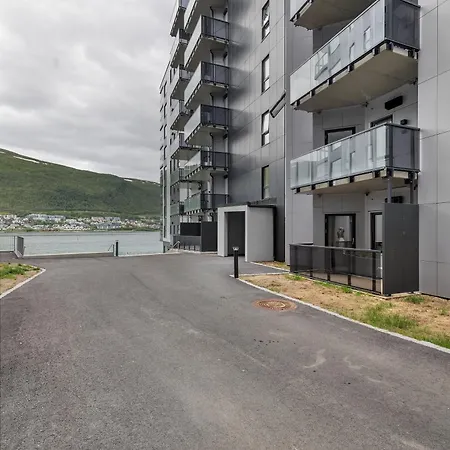 Northstay - Nyholmen Sea Front, Ocean & Mountain Views, Sleeps 6 Apartment Tromsø
